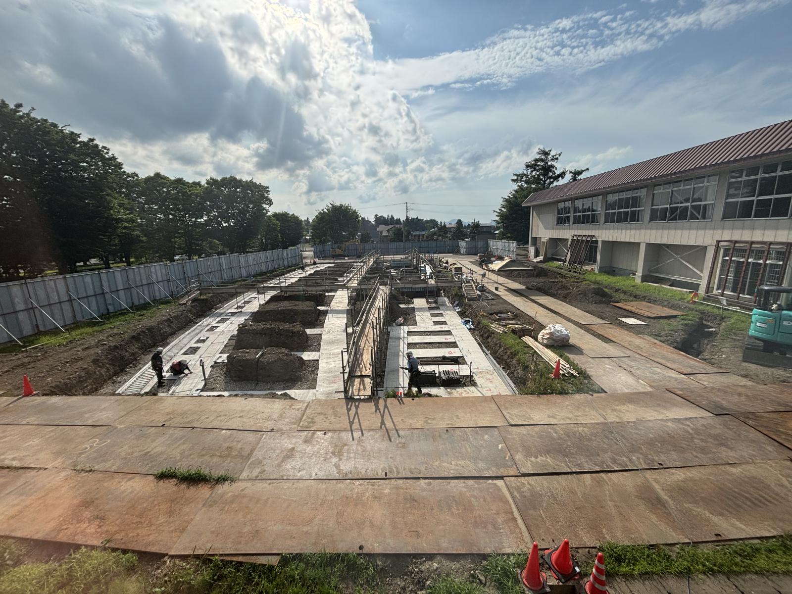 ピット内型枠工事、地中梁配筋1の写真