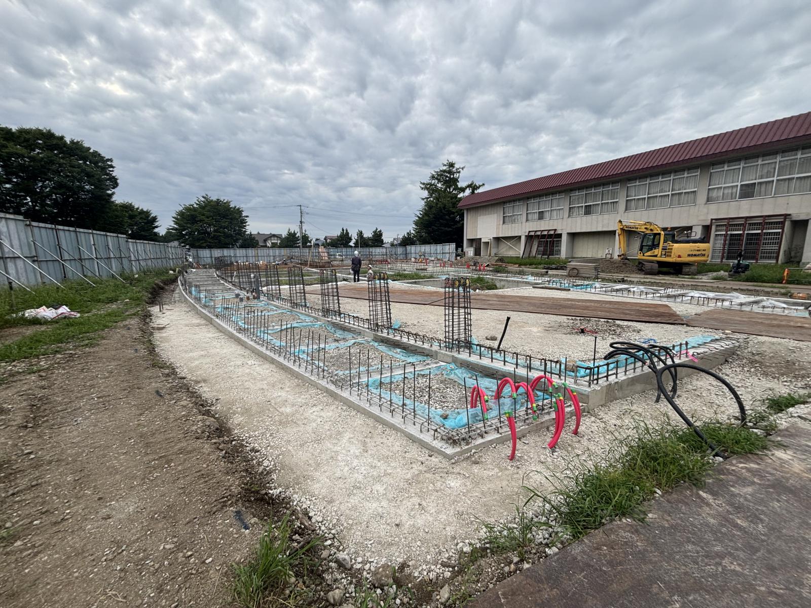 鉄筋工：施設東正面（柱の基礎配筋）の写真