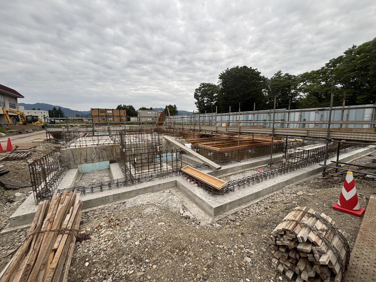 型枠工事：事務室付近付近（型枠組立）の写真