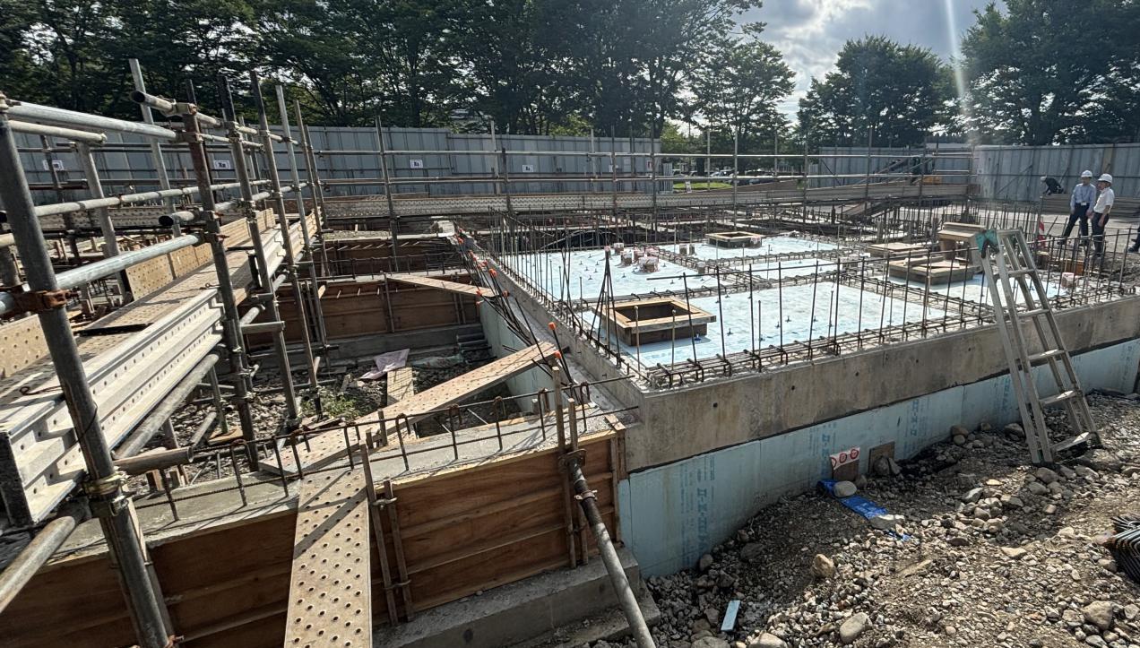 コンクリート工事：コンクリート打設（職員トイレ付近）の写真