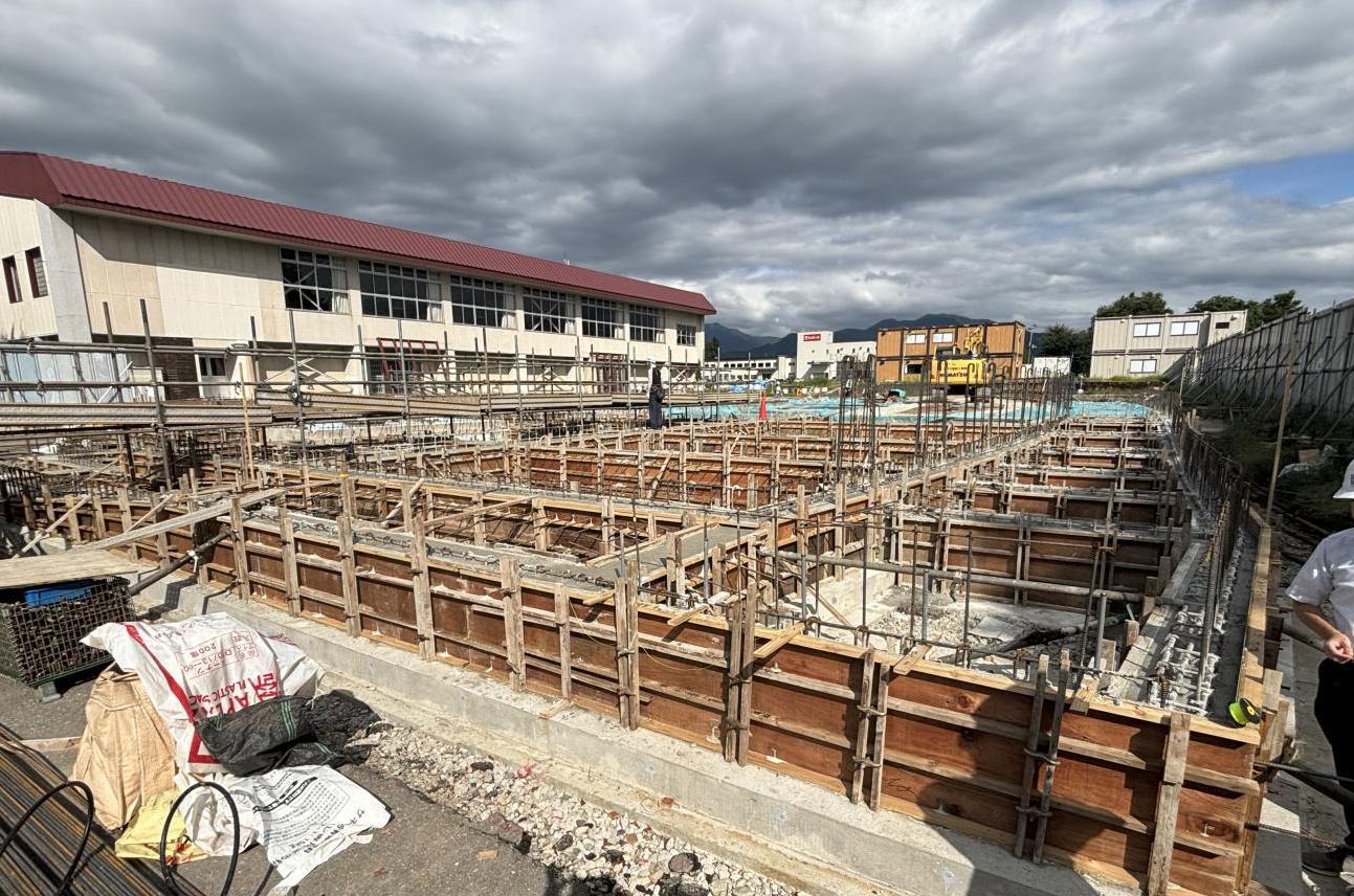 コンクリート工事：コンクリート打設（施設西側正面）の写真