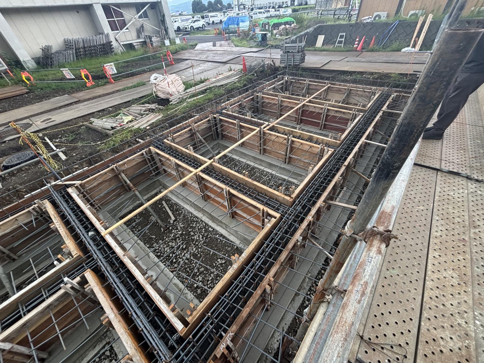 配筋検査、地中梁型枠組立の写真
