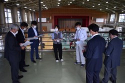 部活動・スポーツ少年団への補助等について視察する様子
