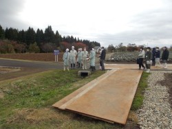 小杉崎川の災害復旧状況について視察の様子2