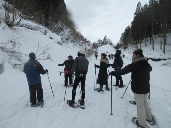 2017地域貢献活動ウインターキャンプにて山道を歩く写真