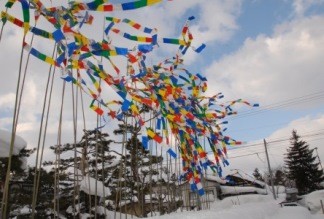 空を背景にたなびく天筆の様子