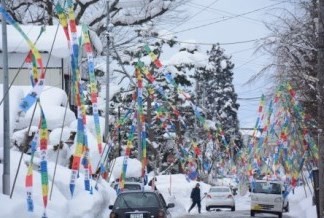天筆が飾られた道路の様子
