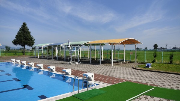 25mプール側の屋根つきの休憩所の様子